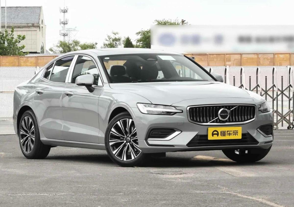 Седан Volvo S60 вернулся в РФ: дилер принимает заказы на авто 2024 года 