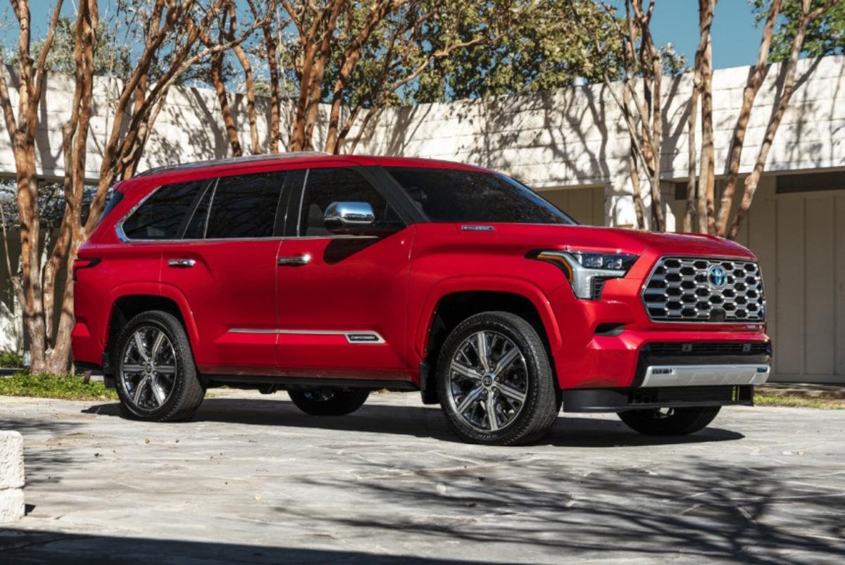 Дорого: в России начались продажи новых гибридных внедорожников Toyota Sequoia