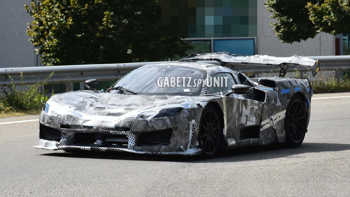 Гиперкар Ferrari был замечен с микрофонами, которые торчали из заднего  бампера