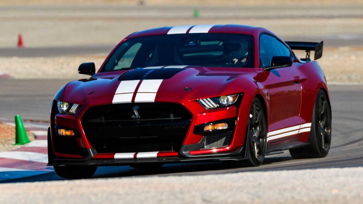 Смотрите, как Shelby Mustang GT500 проносится по гоночной трассе 