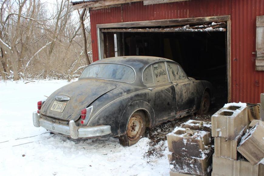Раритетный Jaguar простоял в гараже заброшенной фермы 36 лет