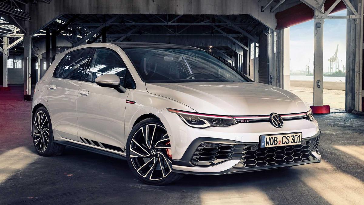 Смотрите, как VW Golf GTI Clubsport 2021 несется по автобану