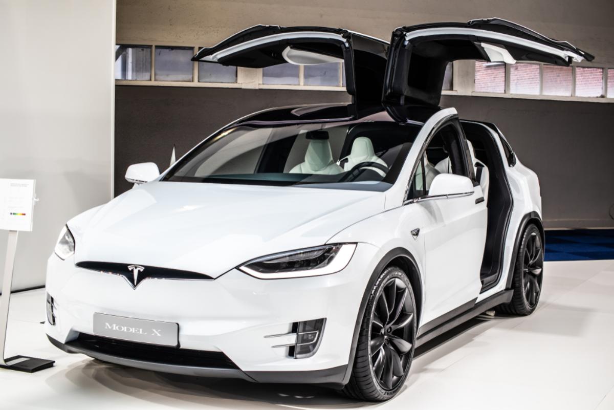 Кто мощнее в перетягивании каната Tesla Model X или Mercedes G550 4x4?