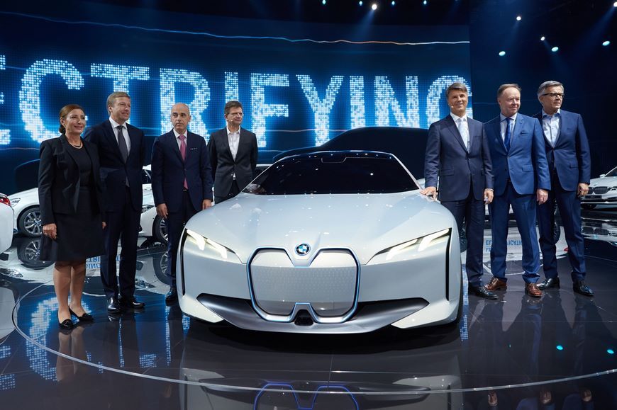 BMW впервые показала беспилотный электрокар iNEXT на тизерном изображении