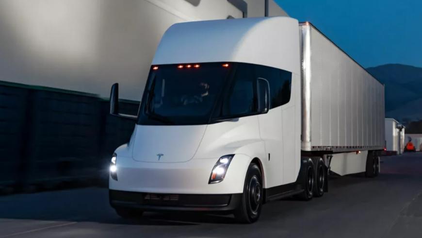 Тягачи Tesla Semi отозваны из-за предупреждения о закрытии дверей