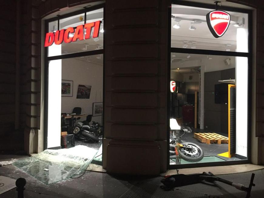 В Париже футбольные фанаты разгромили салон Ducati