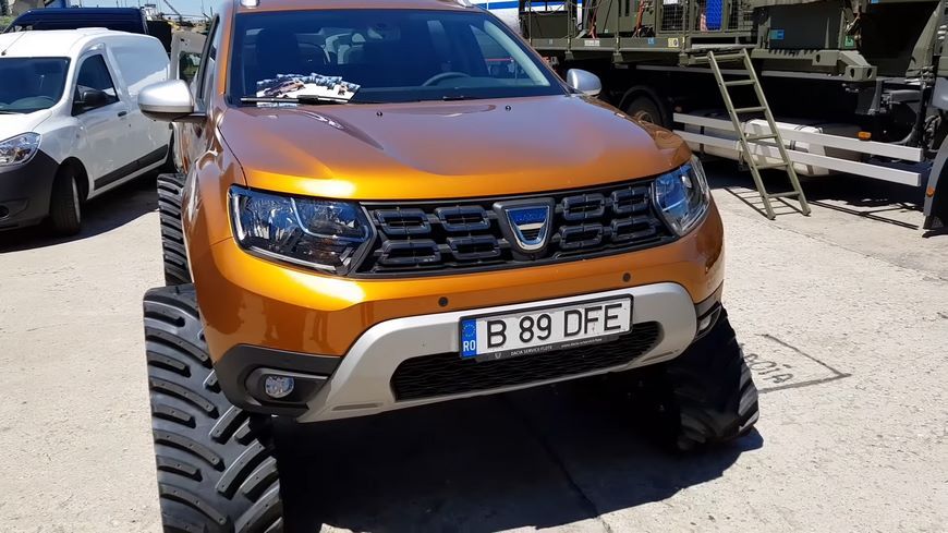 Renault Dacia Duster нового поколения переобули в гусеницы и добавили пулемет