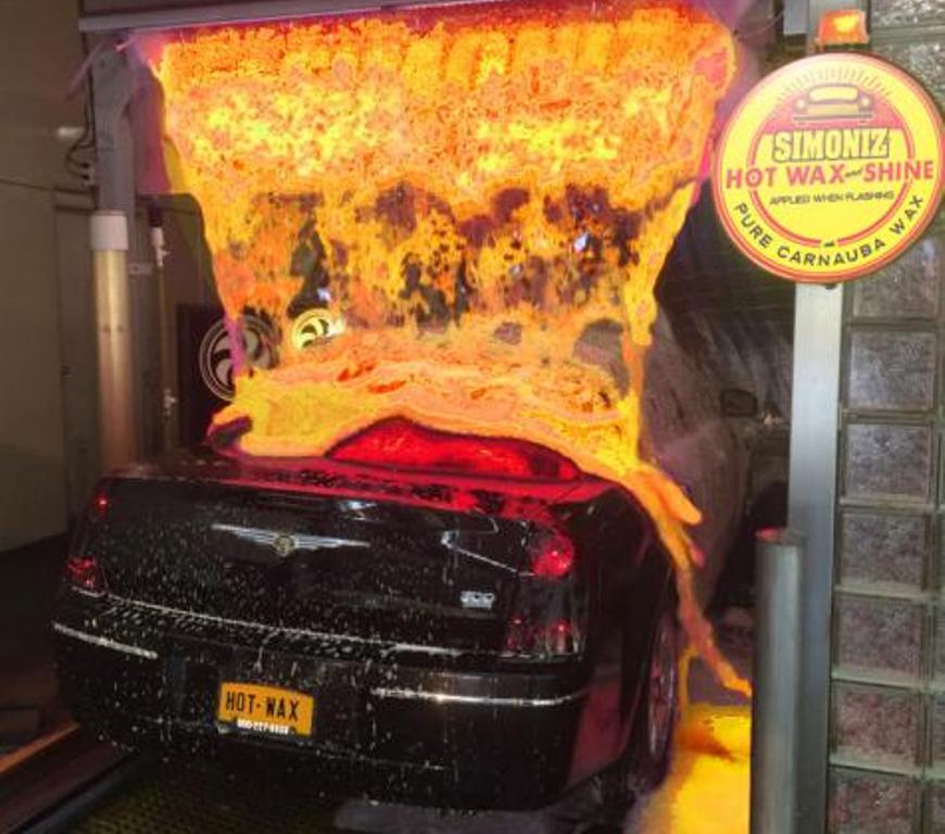Американец на автомойке помыл свою машину «раскаленной лавой»