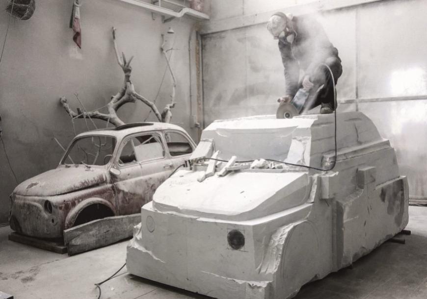 Итальянец работает над созданием мраморной копии Fiat 500