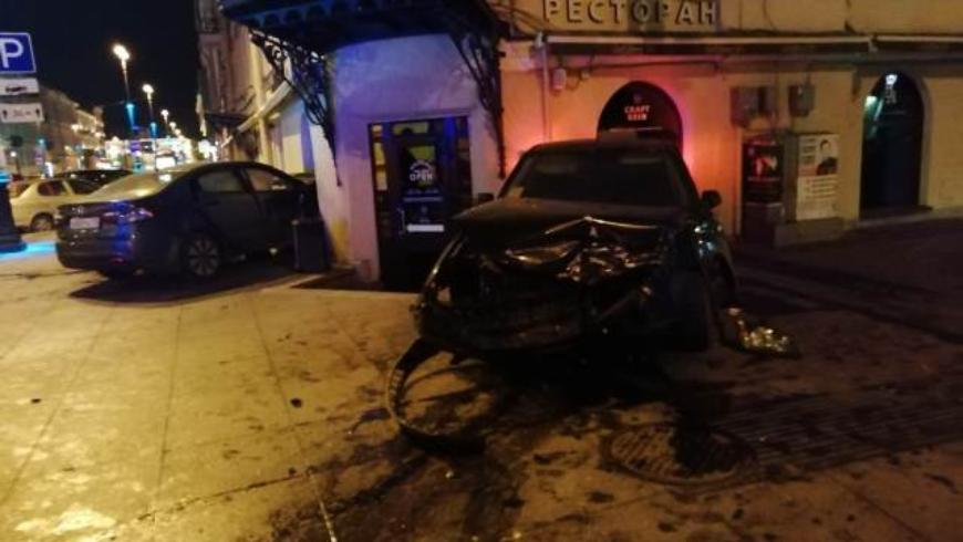 В Петербурге после столкновения машины врезались в стену ресторана