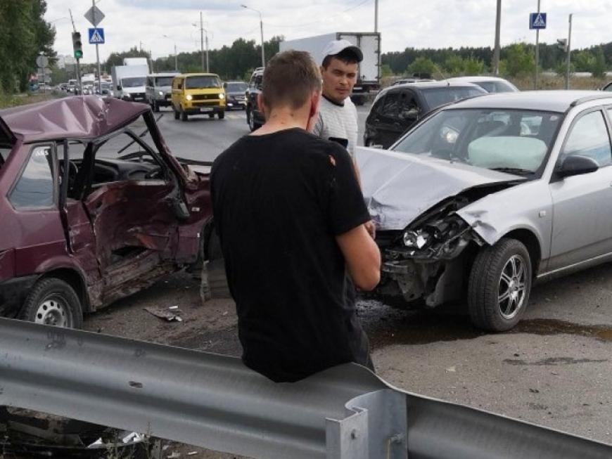 В Омске произошло жесткое ДТП с двумя пострадавшими