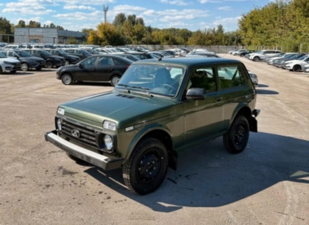 Классическую «Ниву» теперь красят в болотный металлик: авто сняли на фото