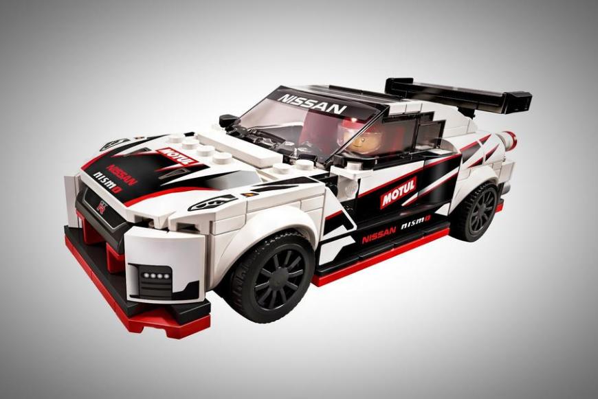 В Сети сравнили характеристики Nissan GT-R и его миниатюрной копии из Lego