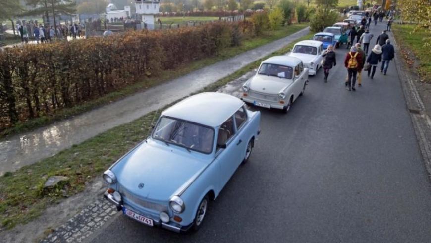 На годовщину падения Берлинской стены немцы устроили парад культовых Trabant 
