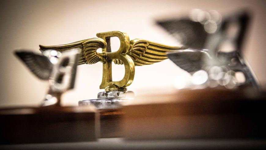 Новый Bentley Flying Spur получил необычную эмблему на капот