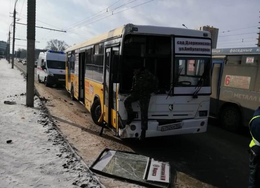 В Новосибирске городской автобус врезался в столб