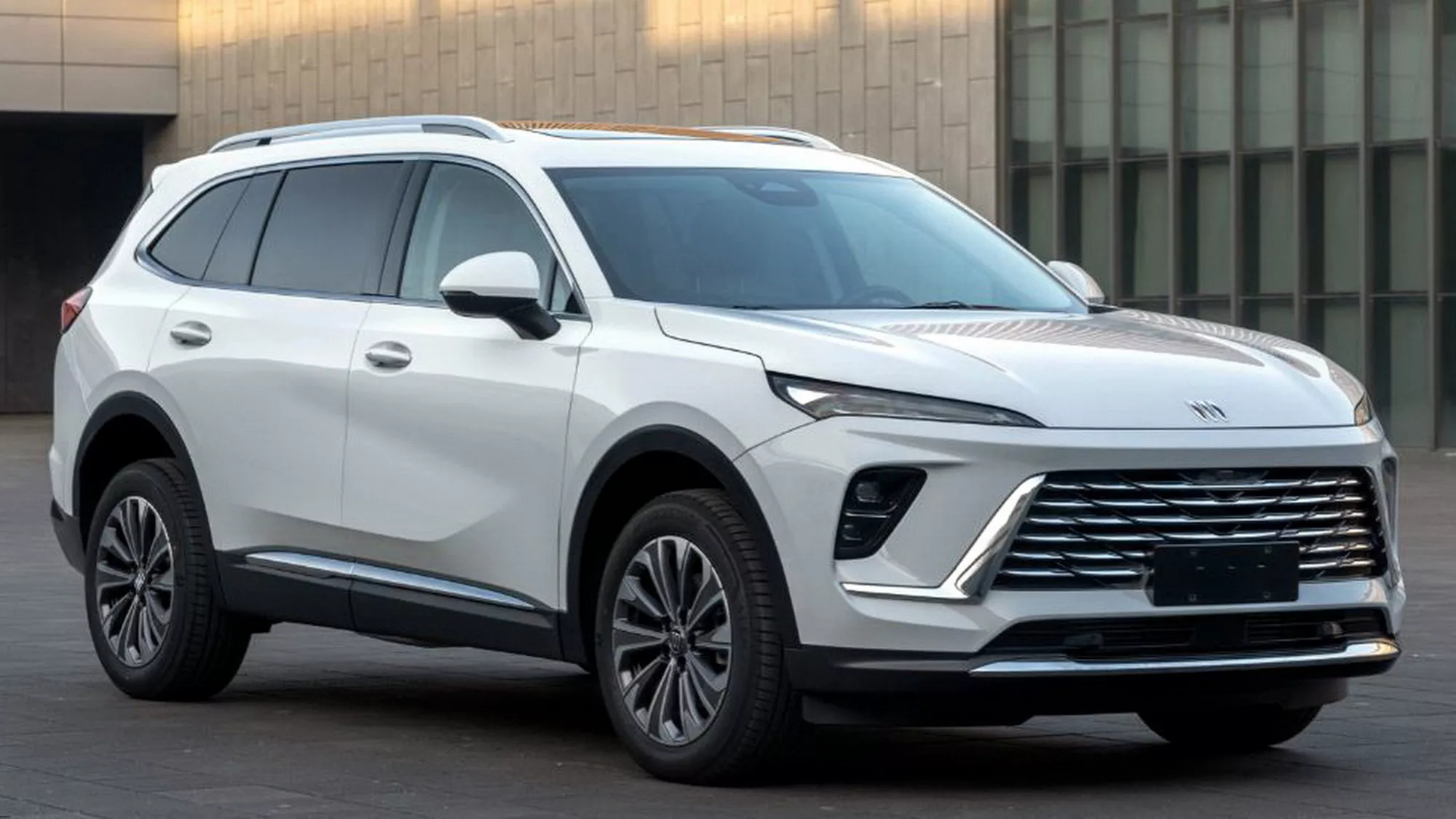 Компания Buick обновила большой семиместный кроссовер Buick Envision Plus