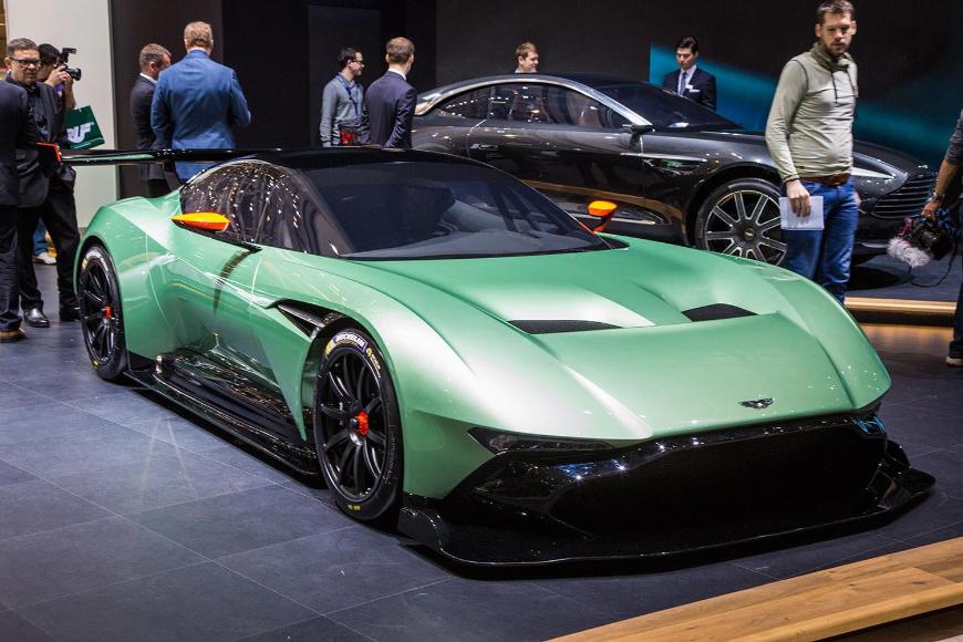 Смотрите, как гиперкар Aston Martin Vulcan покрывают защитной пленкой 