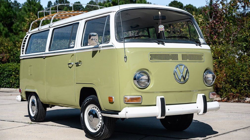 На продажу выставили винтажный микроавтобус Volkswagen из прошлого века