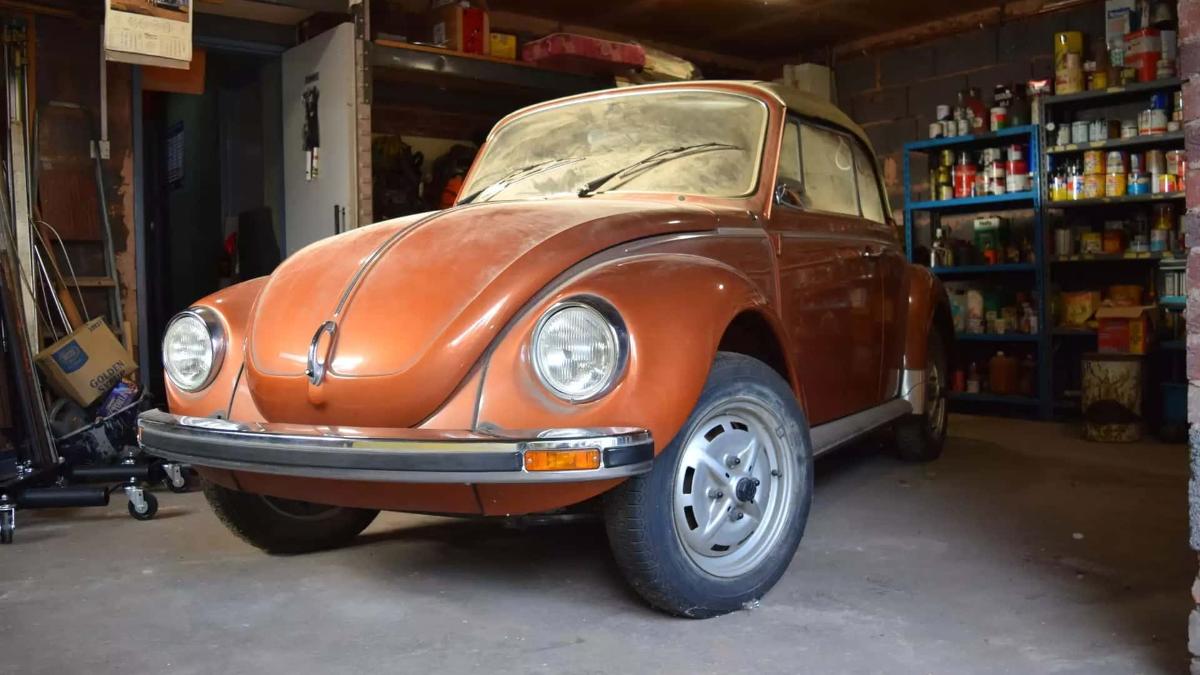 Volkswagen Beetle Cabrio 1979 года с пробегом в 2 километра был продан за 5.8 млн.руб.