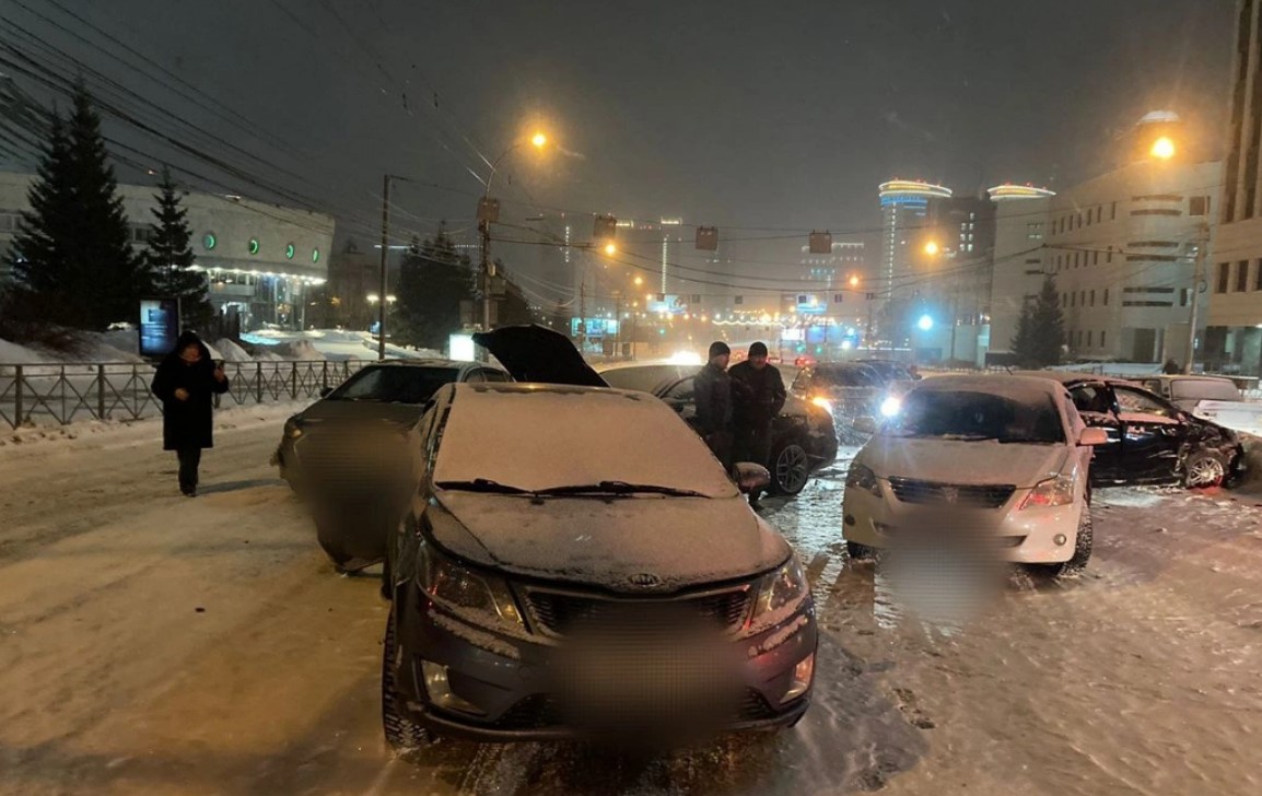 В Новосибирске Mercedes сильно протаранил четыре автомобиля