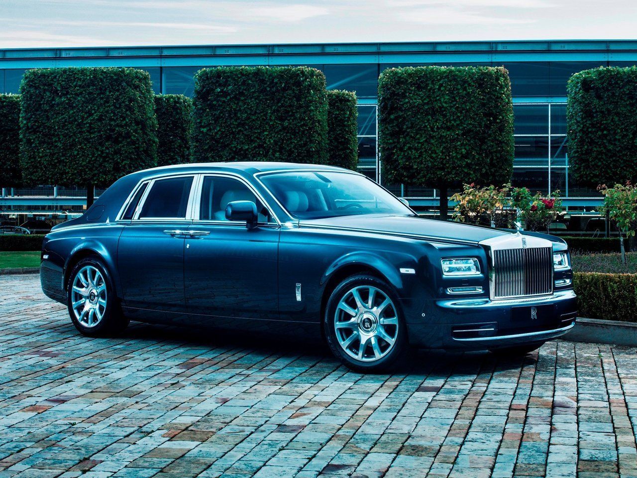 Как называется роллс ройс. Rolls Royce Phantom. Rolls Royce Phantom 2014. Rolls Royce Phantom EWB 2021. Rolls-Royce Phantom 2001.