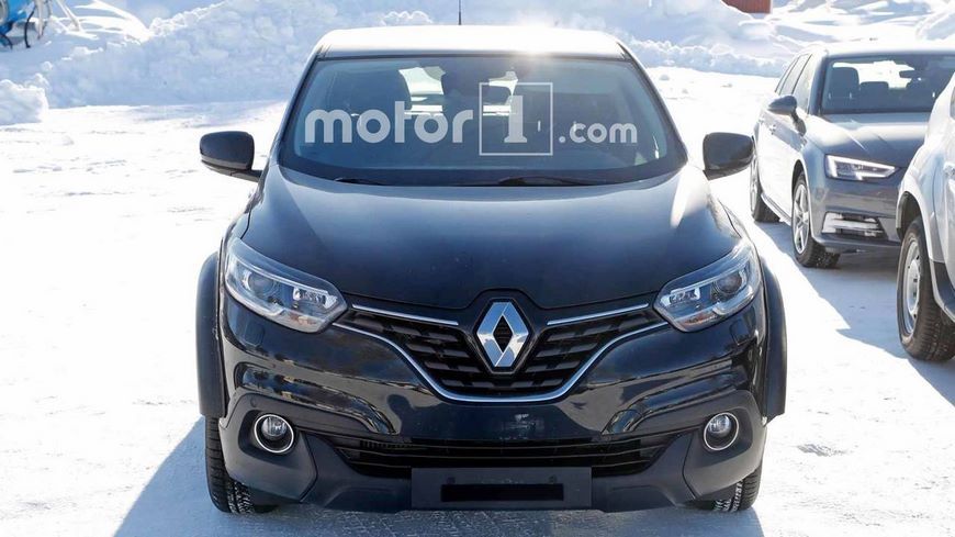 Renault испытывает новую модель внедорожника на заснеженной дороге