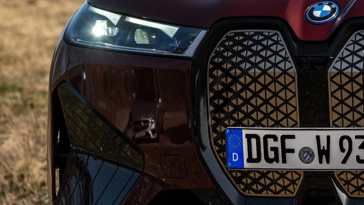На официальном фото нового BMW iX, запечатлено авто от Mercedes На официальном фото нового BMW iX, запечатлено авто от Mercedes