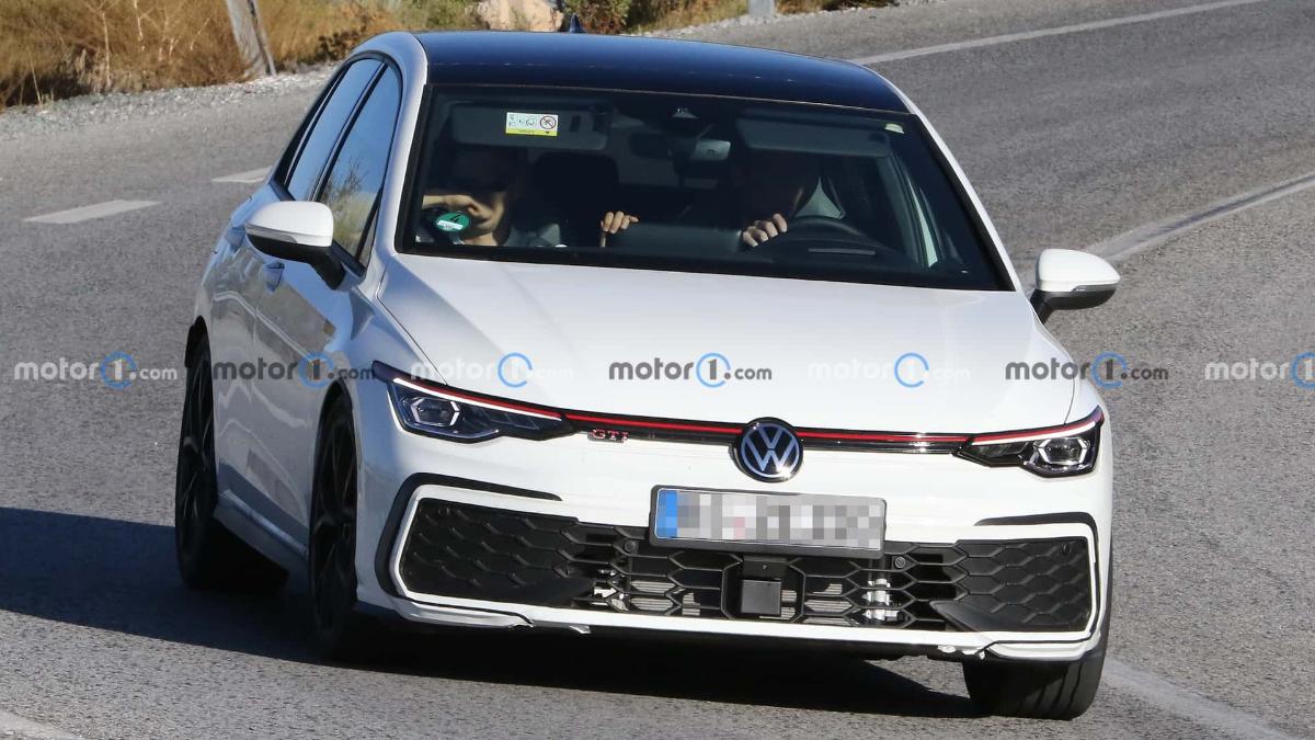 Рестайлинговая версия Volkswagen Golf GTI замечена почти без камуфляжа 