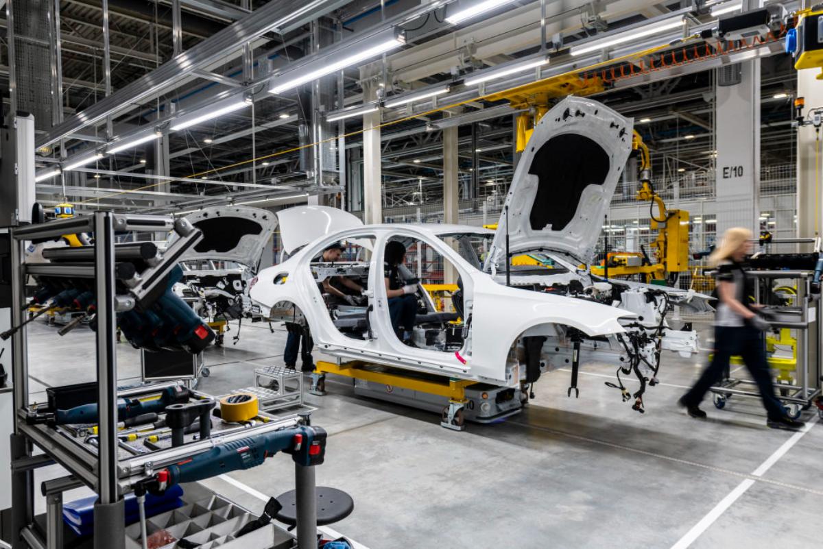 Владельцы подмосковного завода Mercedes нашли способ запустить конвейер 