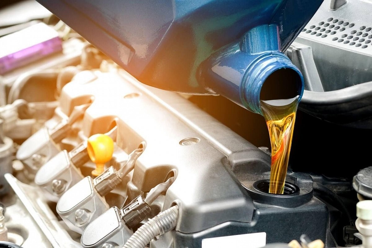 Автосайт «За рулем» проинформировал водителей РФ о необходимости замены моторного масла весной 