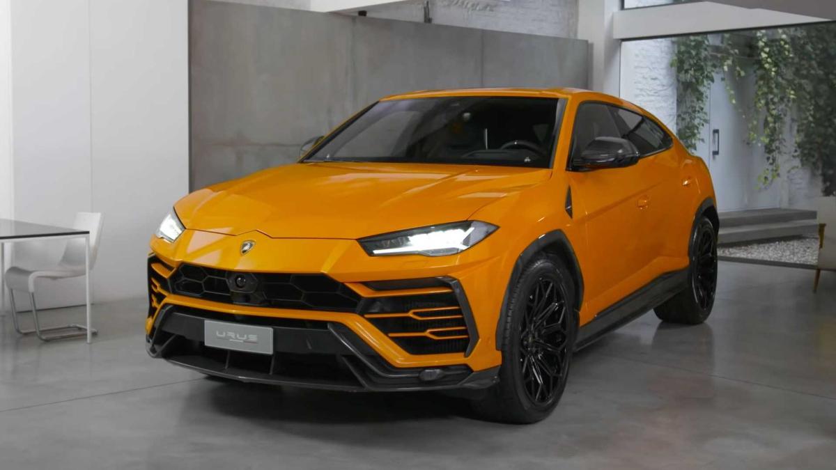 Для итальянского Lamborghini Urus доступны аксессуары из углеродного волокна