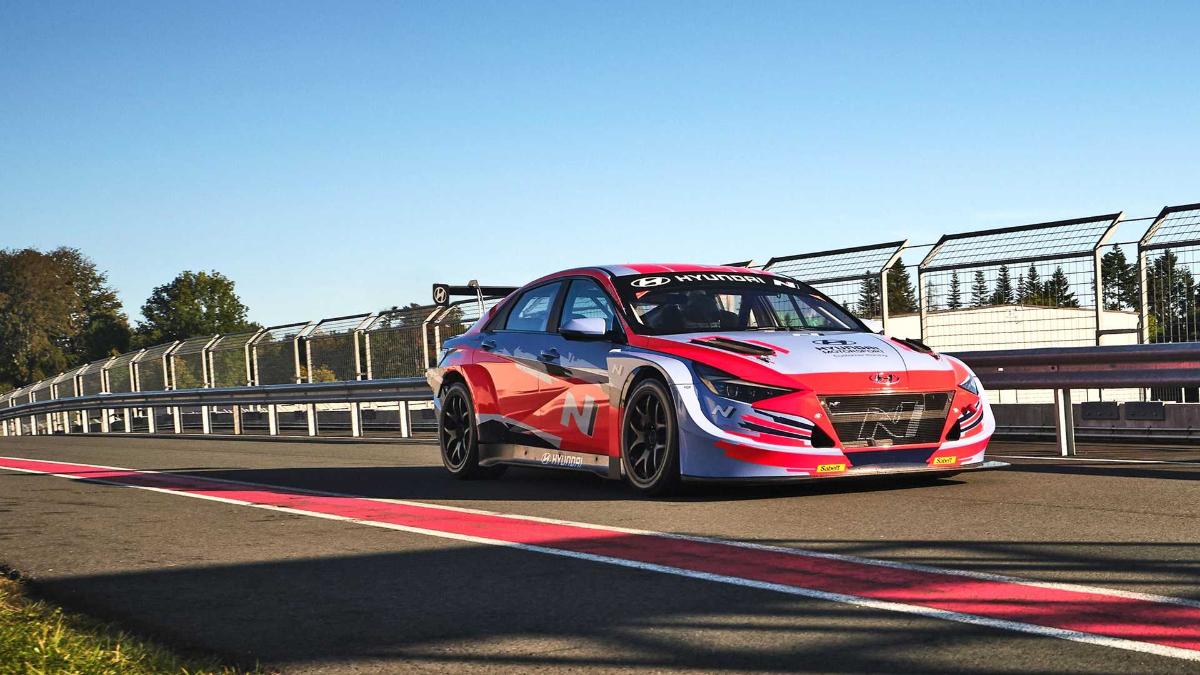 Hyundai Elantra N TCR или полноценный гоночный автомобиль