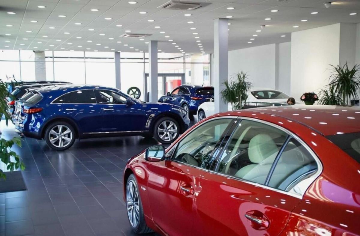 Дилеры РФ начали отменять скидки и повышать цены на автомобили