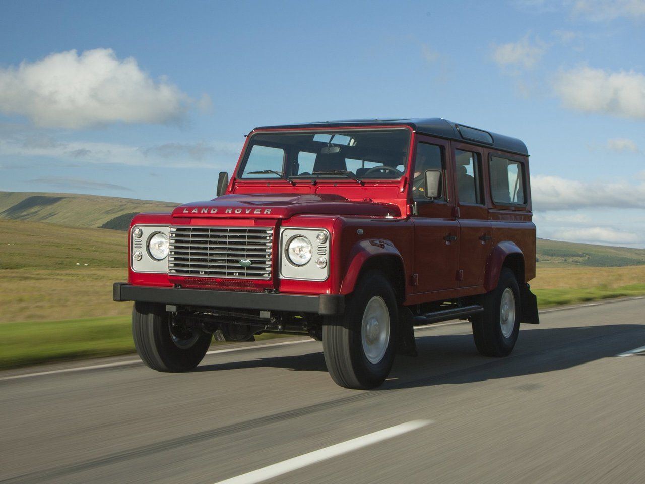 Land Rover Defender: поколения, кузова по годам, история модели и года  выпуска, рестайлинг, характеристики, габариты, фото - Carsweek