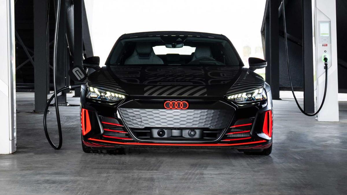 Audi показал мощный электромобиль RS E-Tron GT в новом тизере