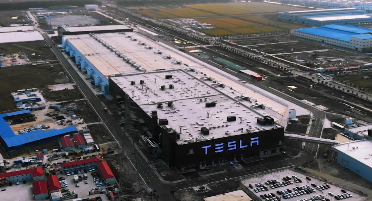 Компания Tesla может начать экономить на сотрудниках