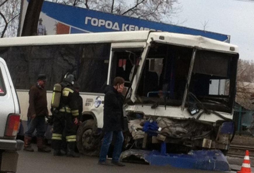 Кемеровский автобус попал в ДТП на проспекте Шахтёров (ВИДЕО)