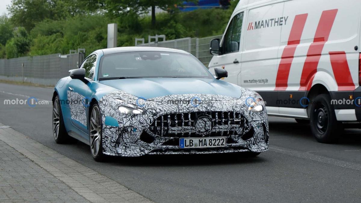 Компания Mercedes-AMG покажет новый Mercedes-AMG GT на следующей неделе 