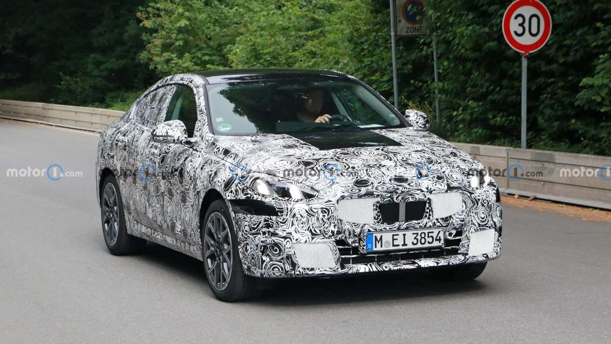 Компания BMW тестирует прототип BMW 2 серии Gran Coupe следующего поколения 