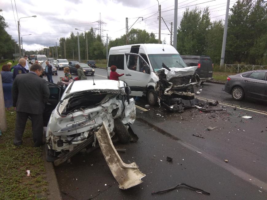 В тройном ДТП на юго-западе Санкт-Петербурга пострадали пять человек