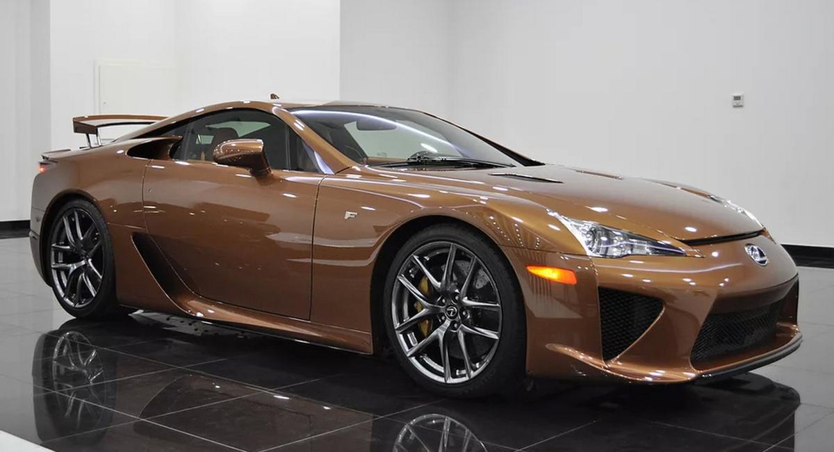 Подержанный Lexus LFA с неожиданной палитрой продают дороже нового 