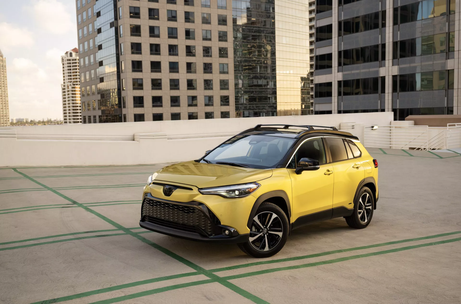 Компания Toyota представила новый гибридный кроссовер Toyota Corolla Cross  2023 года в трех версиях