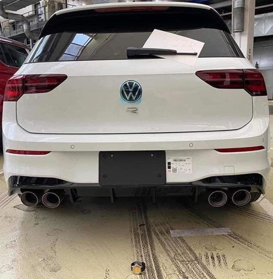 Появились фото "заряженного" хэтчбека Volkswagen Golf R 2022