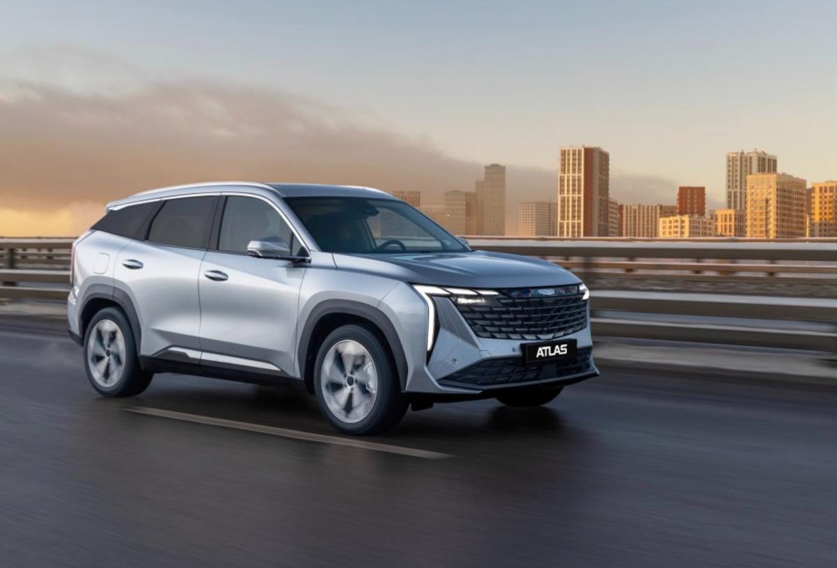 В России дан старт продаж Geely Atlas с передним приводом за 3,45 млн рублей