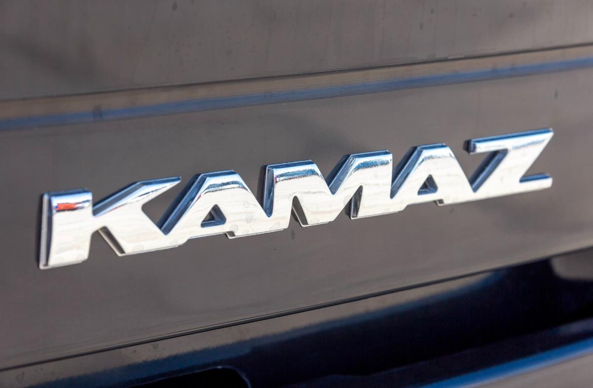 Новый логотип «КамАЗа»: марка будет выпускать портовые тягачи