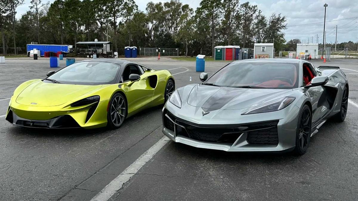 Посмотрите, как Corvette Z06 пытается обогнать McLaren Artura на драг-полосе