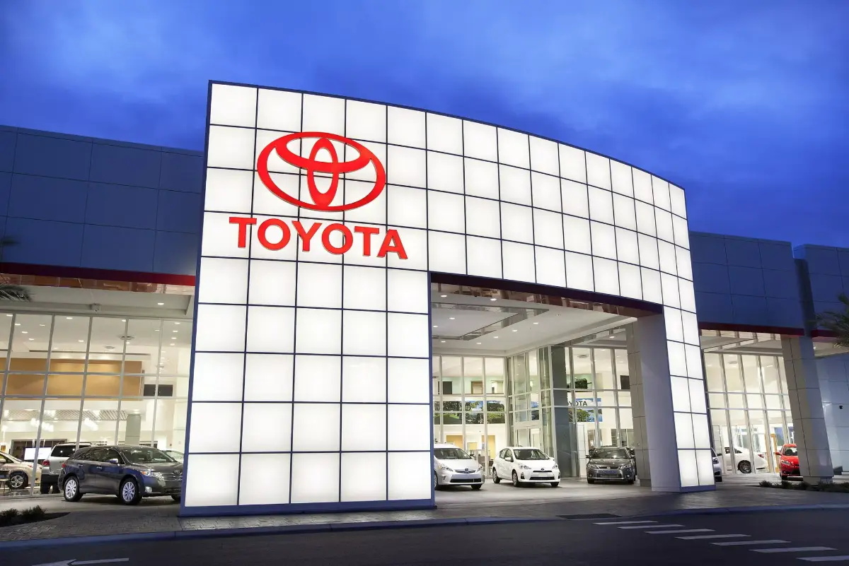Дилер Toyota обманул женщину на 100 000 рублей. Заведено дело о мошенничестве 