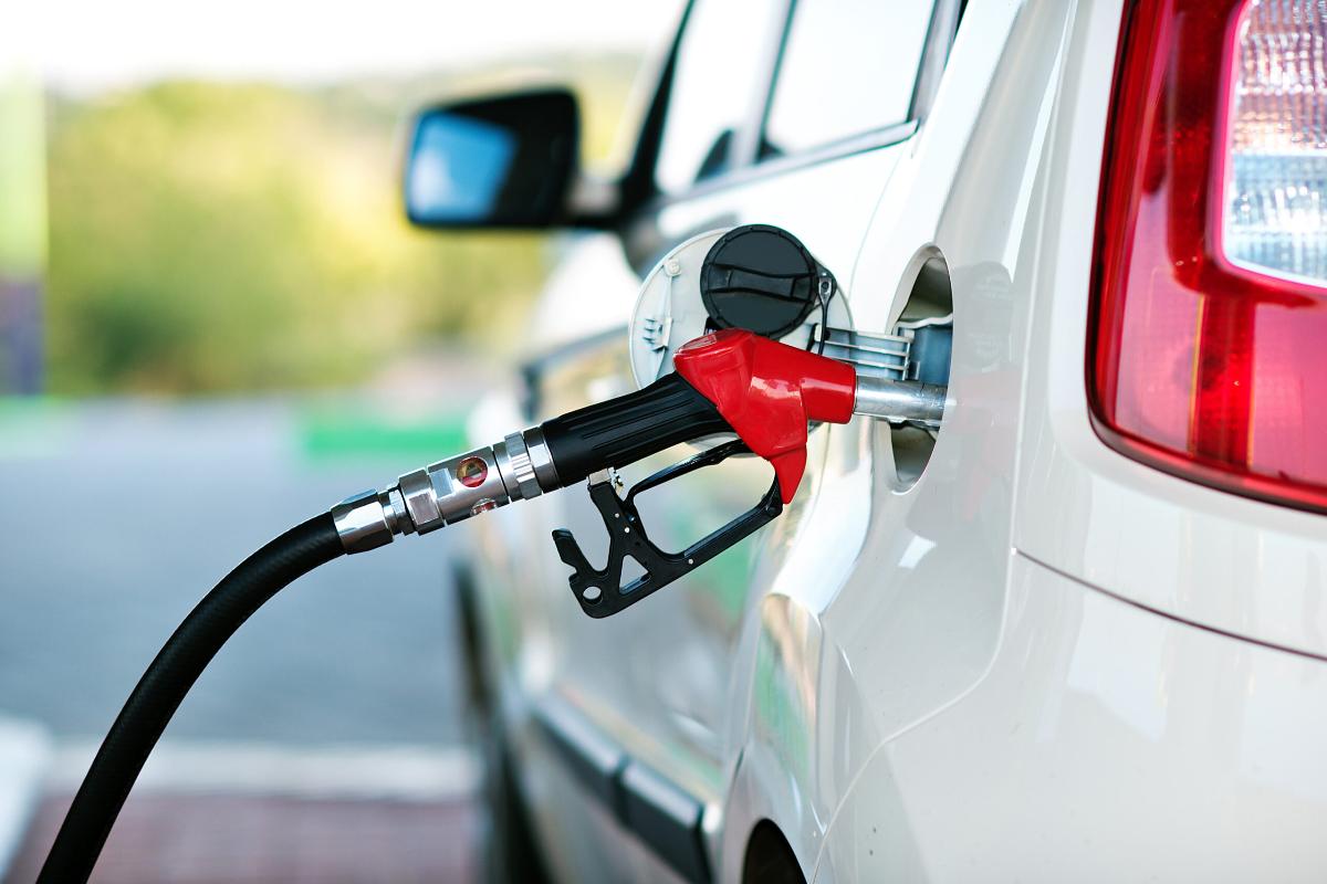 Спасаем автомобиль: На АЗС вместо бензина залили дизель 