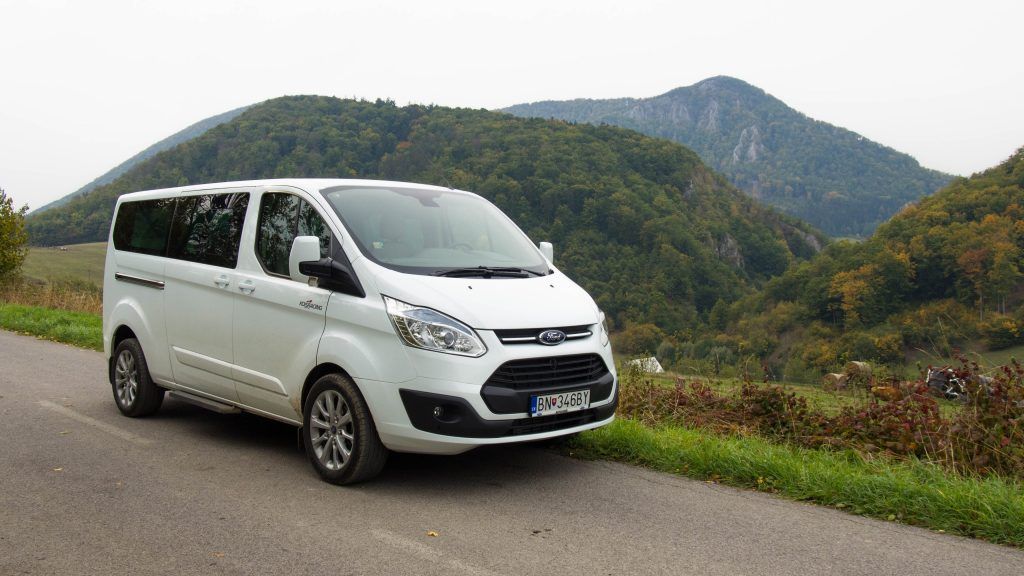 Российские дилеры получили обновленные микроавтобусы Ford Tourneo Custom и Ford Transit Custom